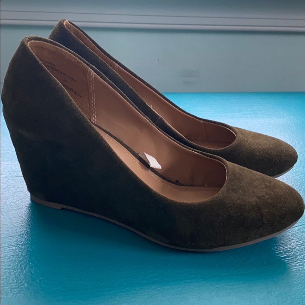 Mossy green wedges